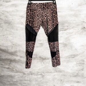 Onzie Leopard Patterned Capri  Leggings Black Mesh Panels Yoga